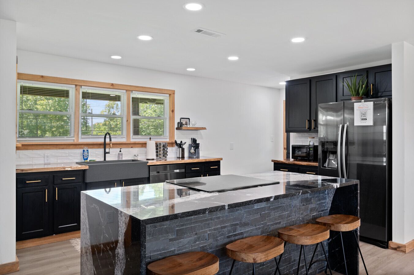 Kjøleskap, mikrobølgeovn, ovn og kokeplater