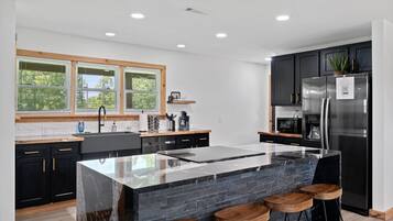 冷蔵庫、電子レンジ、オーブン、コンロ