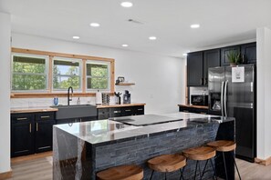 Jääkaappi, mikroaaltouuni, uuni, liesi