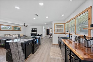 KĂŒhlschrank, Mikrowelle, Ofen, Herdplatte