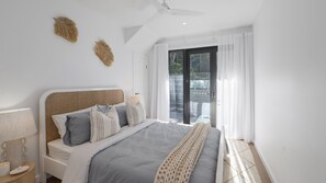 4 bedrooms, iron/ironing board, WiFi, bed sheets - Omaroo House - Views Over Copa Beach (Copacabana)