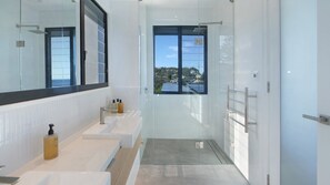 Shower - Omaroo House - Views Over Copa Beach (Copacabana)