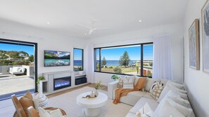 Fireplace - Omaroo House - Views Over Copa Beach (Copacabana)