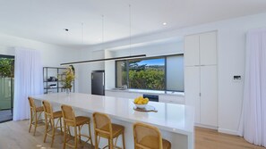 Microwave, oven, stovetop, dishwasher - Omaroo House - Views Over Copa Beach (Copacabana)