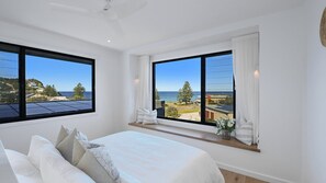 4 bedrooms, iron/ironing board, WiFi, bed sheets - Omaroo House - Views Over Copa Beach (Copacabana)