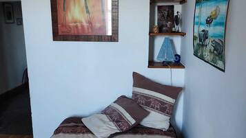 2 Schlafzimmer, Schreibtisch, Bettwäsche