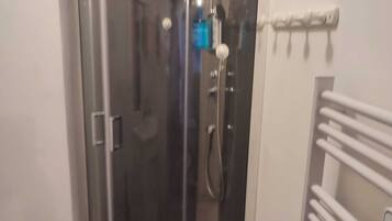 Dusche, Handtücher, Seife, Shampoo