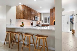 Fridge, microwave, oven, stovetop - 🏖️Walk to A-Bay Beach | Top-Floor Vista Waikoloa Condo w/ AC & Lanai Views (Waikoloa)