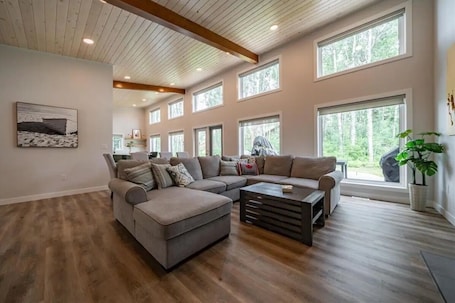 Smart TV. Elkhorn Residence Cabin - 4 BR, Hot Tub & Arcade