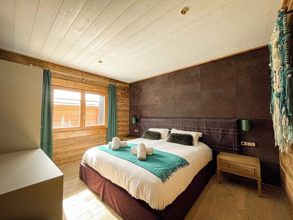 5 bedrooms, iron/ironing board, free WiFi, bed sheets