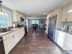 冷蔵庫、電子レンジ、オーブン、コンロ