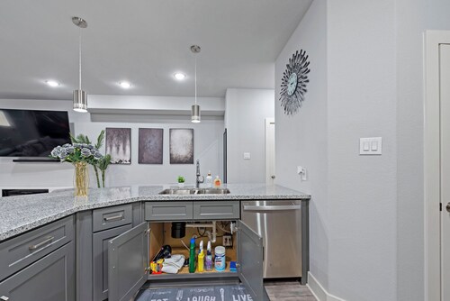 Modern 2024 Mansion with Indoor Basketball, Huge TVs & Near Downtown