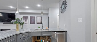 Modern 2024 Mansion with Indoor Basketball, Huge TVs & Near Downtown