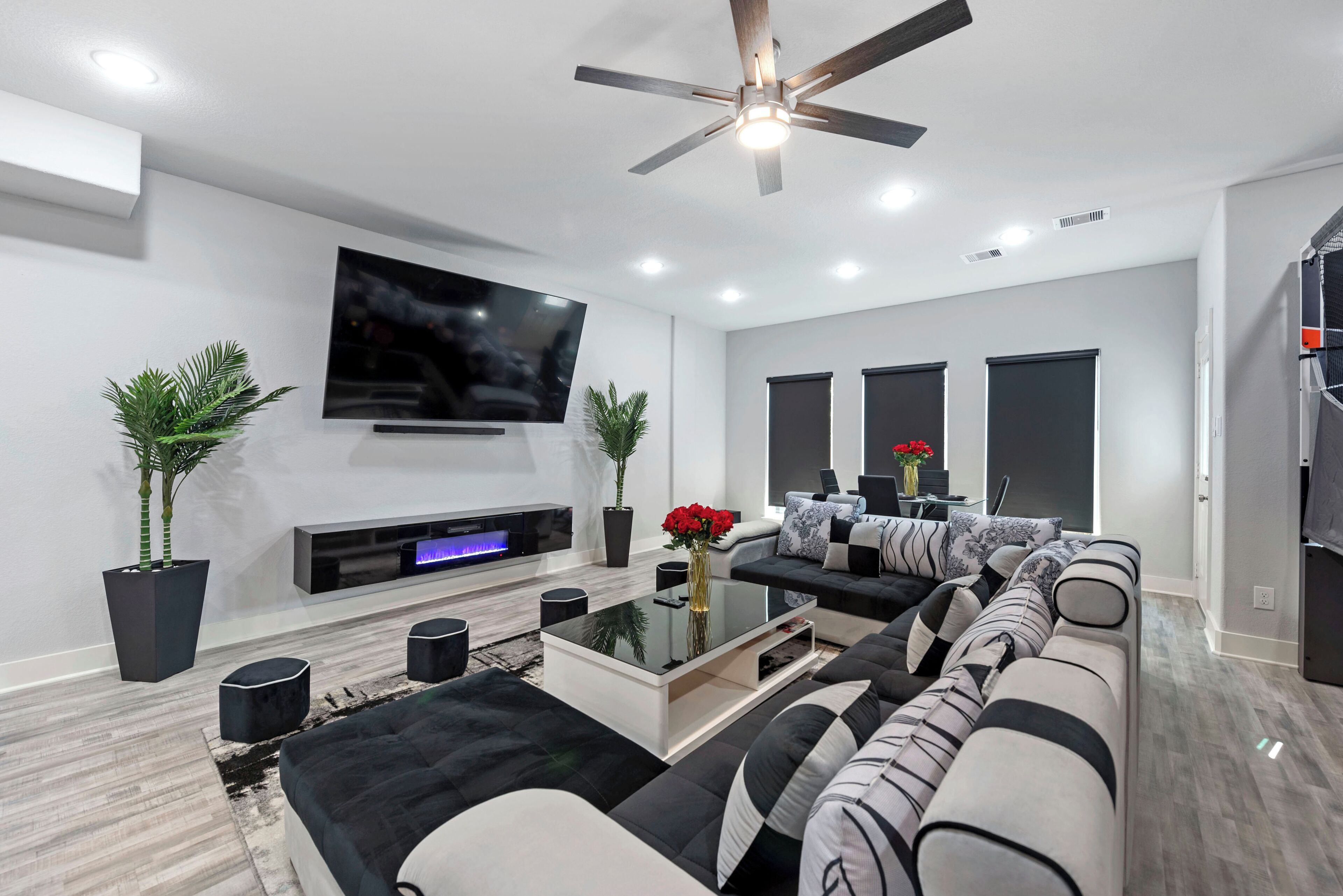 Modern 2024 Mansion With Indoor Basketball, Huge Tvs & Near Downtown - Houston, TX