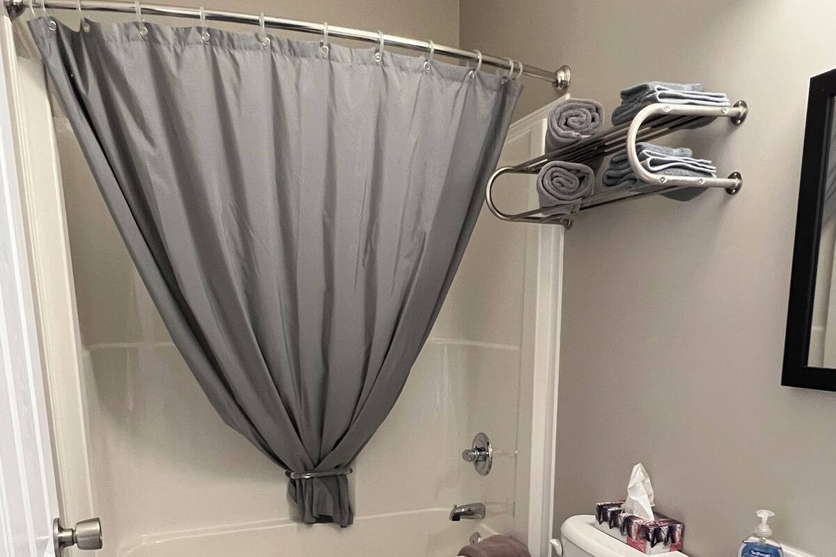 Quarto solteiro básico | Banheiro | Chuveiro, toalhas de banho, sabonete, shampoo