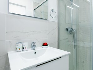 Shower, hair dryer, towels