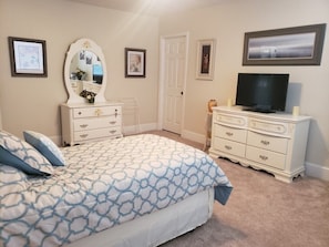 3 bedrooms, iron/ironing board, WiFi, bed sheets