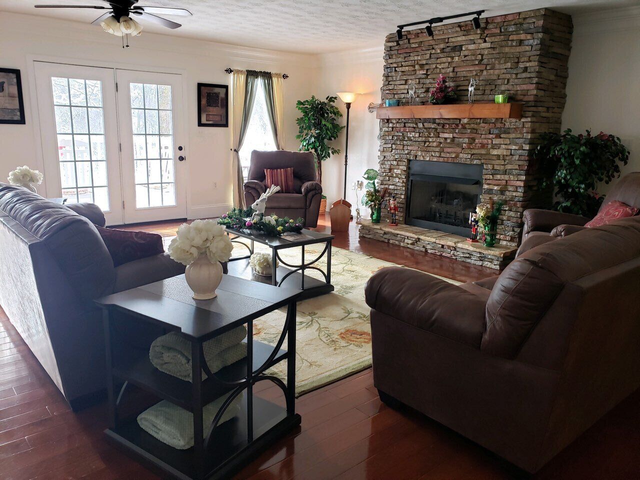 Hidden Retreat Huge Family Area. Fireplace, Outside Grill,  Private, Secluded. - Sevierville, TN