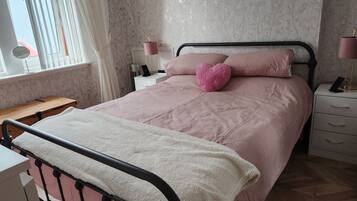 2 dormitorios, tabla de planchar con plancha, wifi y ropa de cama