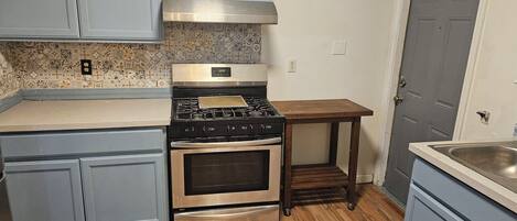 Een koelkast, een oven, een kookplaat, een vaatwasser