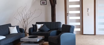 Apartment 'Haus Beim Schloß' with Private Terrace, Wi-Fi and Air Conditioning