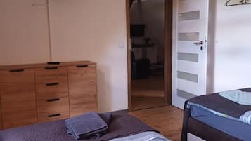 2 bedrooms, WiFi (free), bed sheets