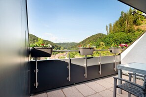 Outdoor dining - Holiday Apartment "Haus Erika 2" with Mountain View, Private Terrace & Wi-Fi (Bad Teinach-Zavelstein)
