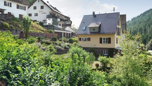 Zona residencial con casas, incluyendo una con un cartel que dice 'HAUS Erika' y otra con techo inclinado.