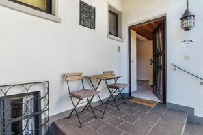 Outdoor dining - Apartment 'Ferienwohnung Zur Frischen Quelle' with Wi-Fi (Eußerthal)