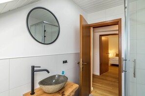 Douche, sèche-cheveux, serviettes fournies