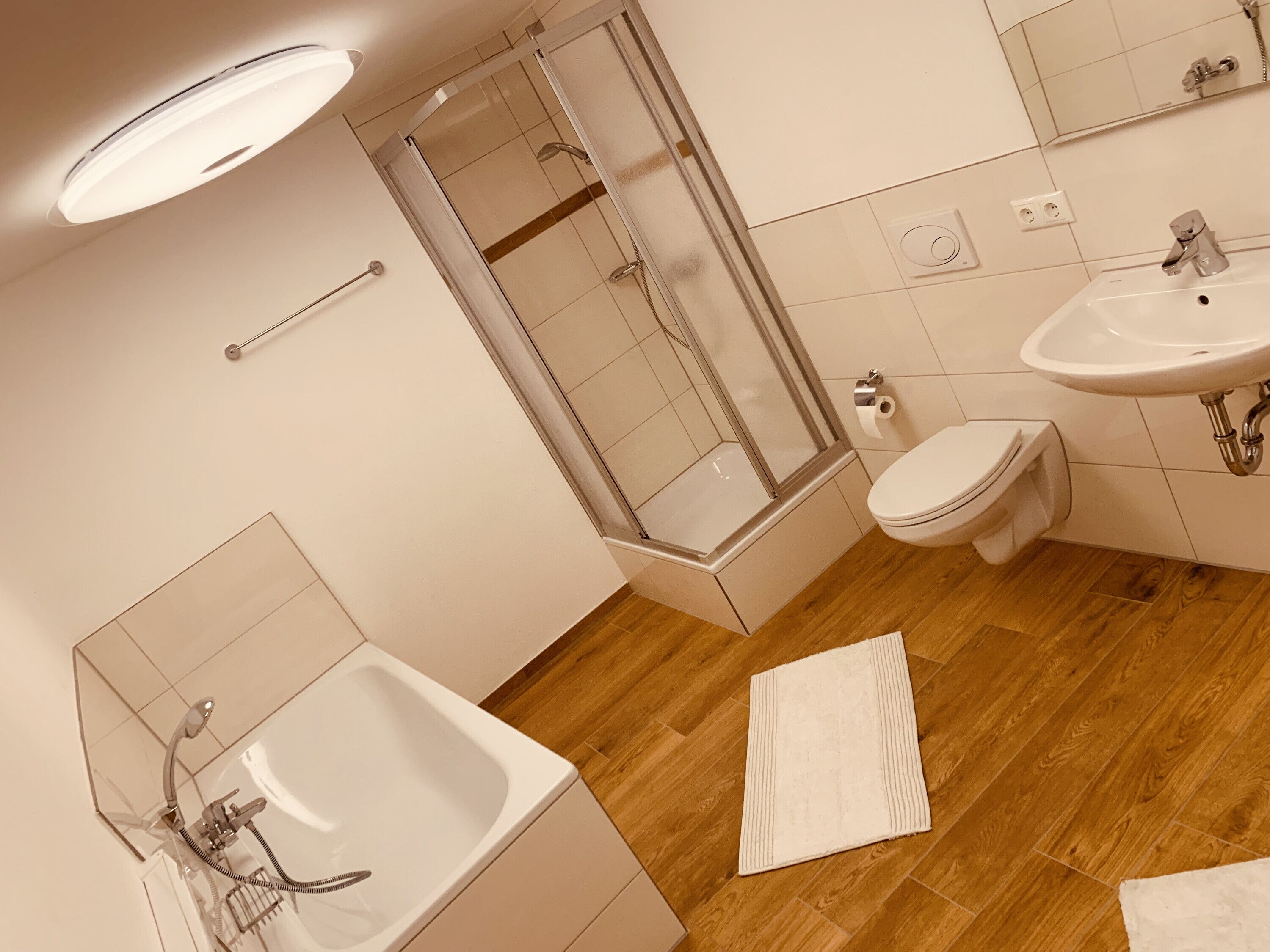 浴缸、吹风机、毛巾