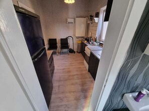 Kjøleskap, ovn, kokeplater og kaffetrakter/tekoker