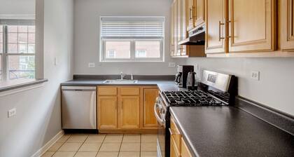 Lovely Evanston 2BR w/ Courtyard, nr Northwestern & Beach, by Blueground
