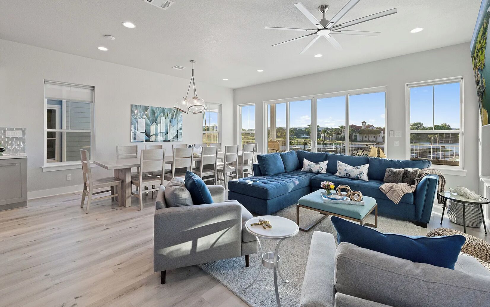 Een smart-tv, een open haard, videogames en tafelvoetbal