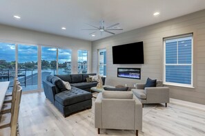 スマートテレビ、暖炉、テレビゲーム、テーブルサッカー台