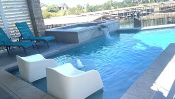 Een buitenzwembad, een verwarmd zwembad