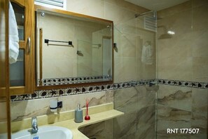 Douche, serviettes fournies, savon, papier toilette