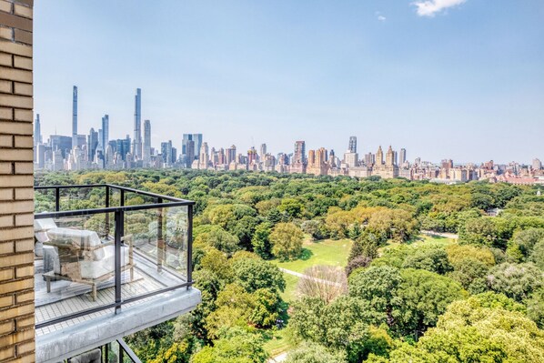 Property grounds - Impeccable UES 3BR w/ Balcony & Doorman, nr Central Park, by Blueground (Uptown)