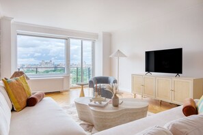 TV, stereo - Impeccable UES 3BR w/ Balcony & Doorman, nr Central Park, by Blueground (Uptown)