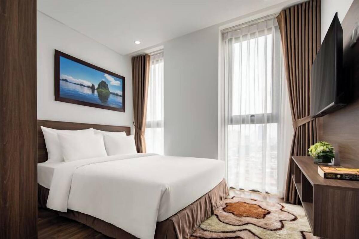 Hypo-allergenic bedding, desk, soundproofing, free WiFi