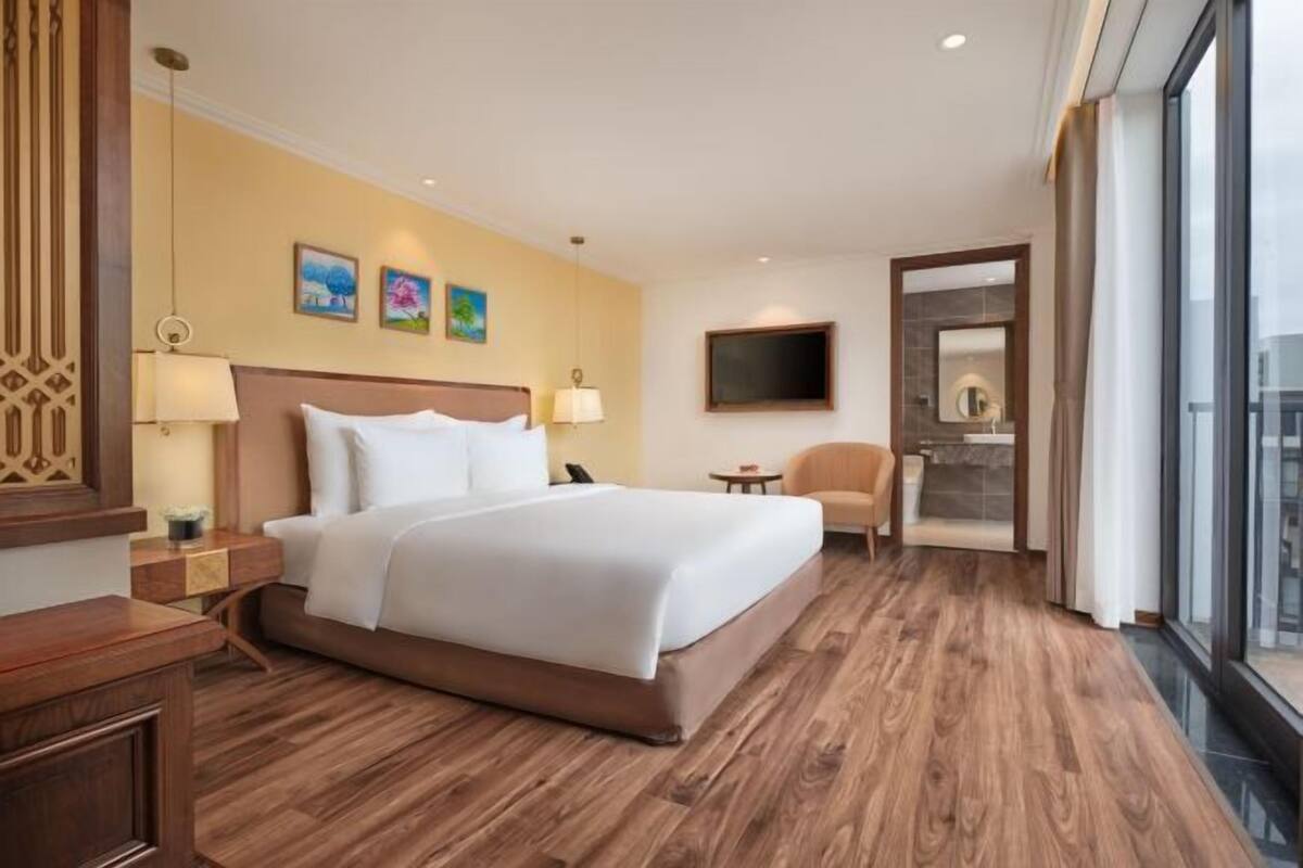 1 bedroom, hypo-allergenic bedding, desk, soundproofing