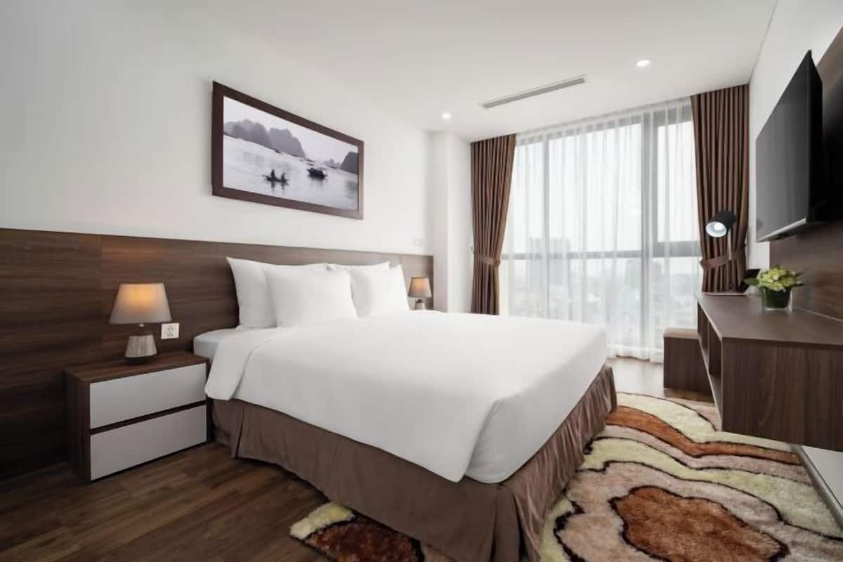 Hypo-allergenic bedding, desk, soundproofing, free WiFi