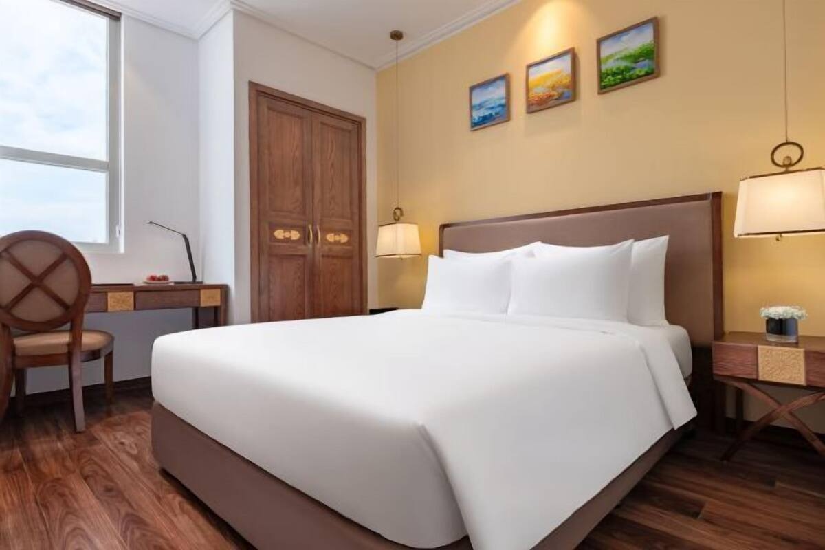 1 bedroom, hypo-allergenic bedding, desk, soundproofing