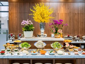 Bữa sáng kiểu Âu hàng ngày (200000 VND/mỗi người) 