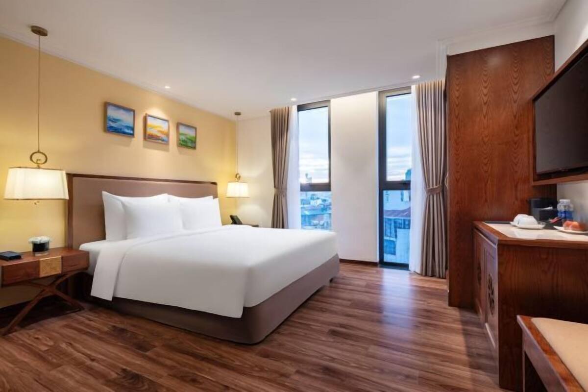 1 bedroom, hypo-allergenic bedding, desk, soundproofing