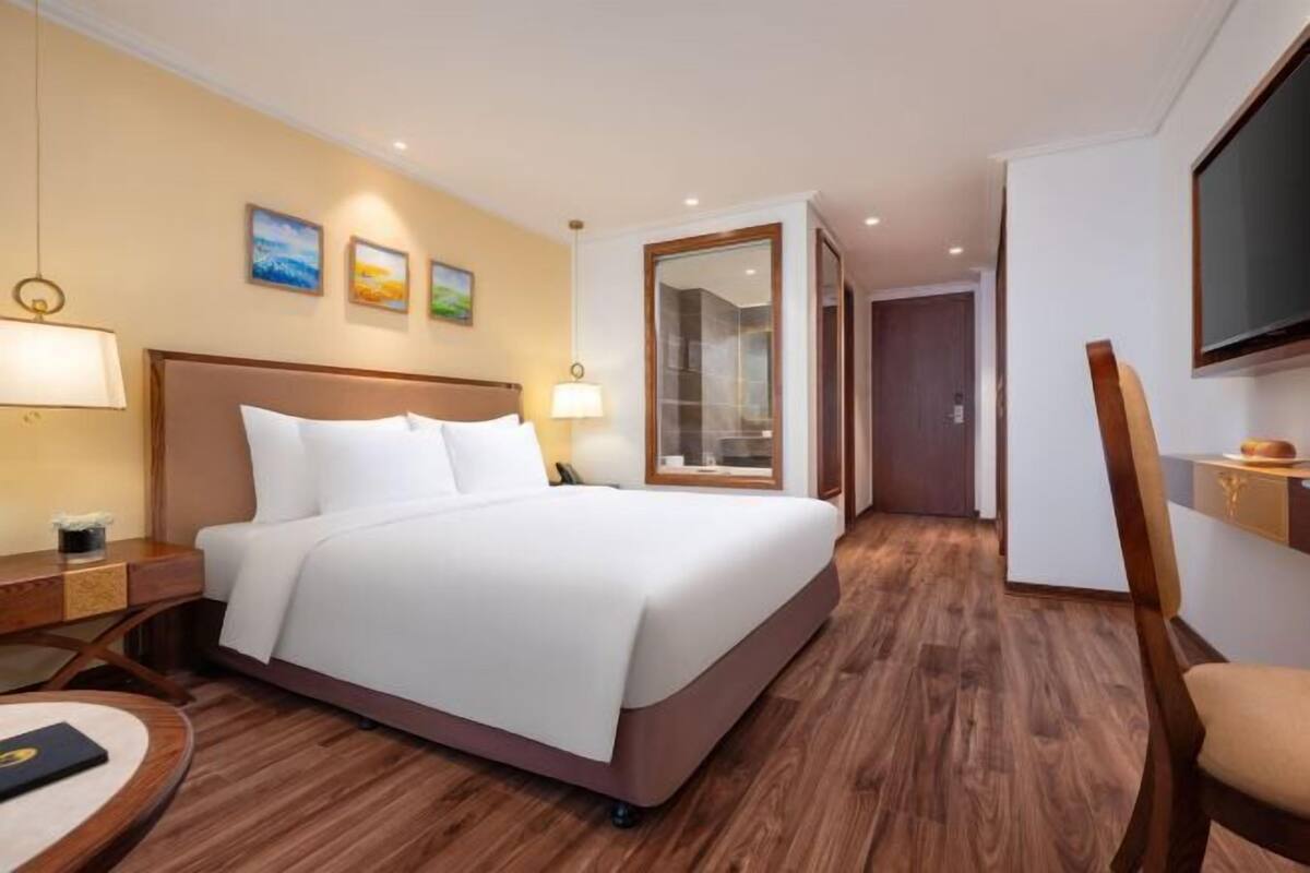 1 bedroom, hypo-allergenic bedding, desk, soundproofing