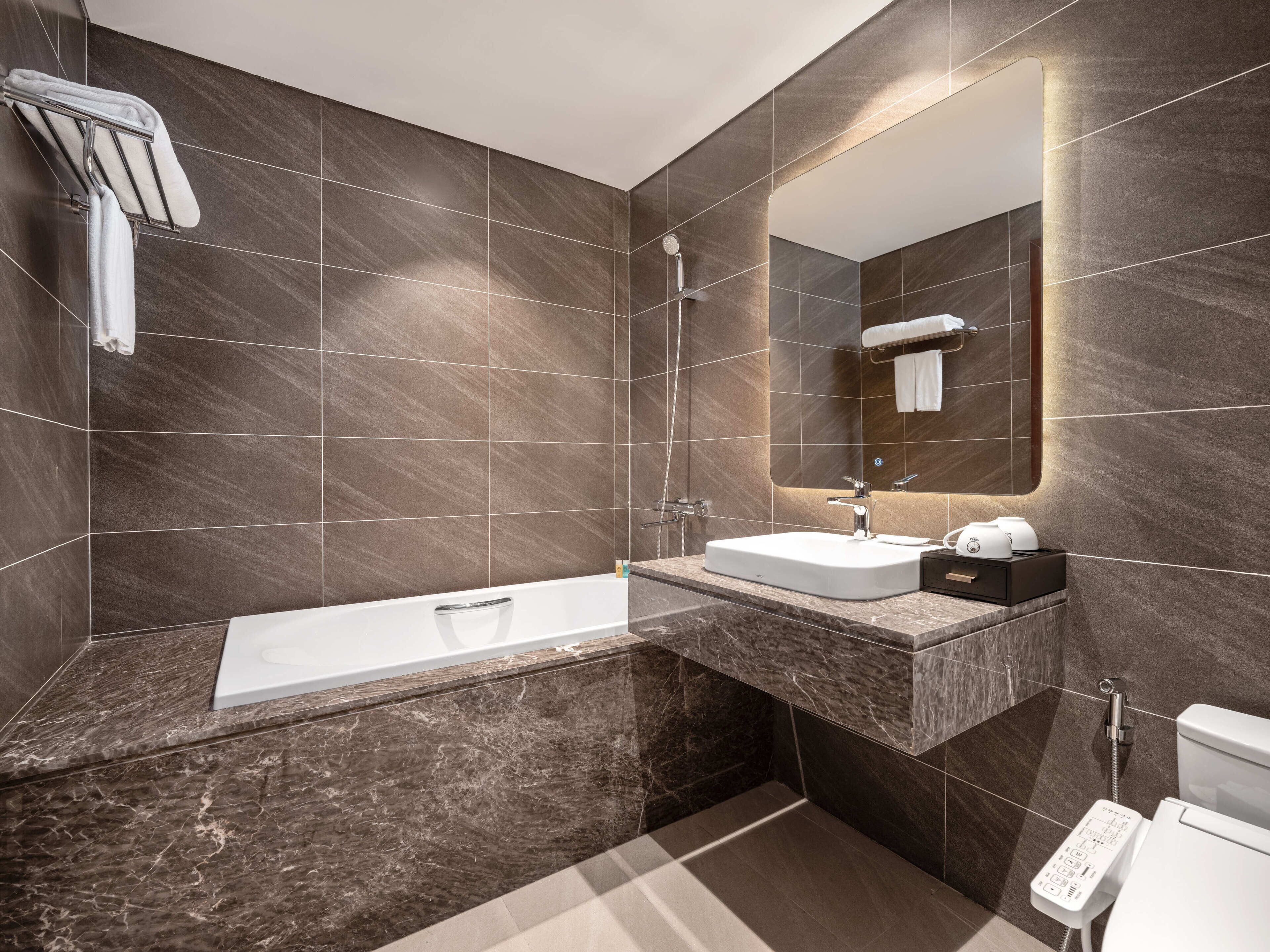 Executive Double Room | Bathroom | Combined shower/bathtub, rainfall showerhead, free toiletries