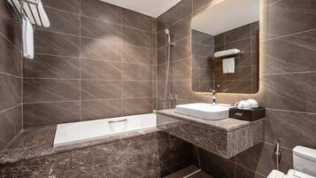 Executive Double Room | Bathroom | Combined shower/bathtub, rainfall showerhead, free toiletries