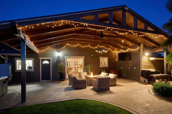 Terrace/patio - An Entertainment Oasis! Off the I5,Woodburn Outlet Mall & minutes from Safeway. (Woodburn)