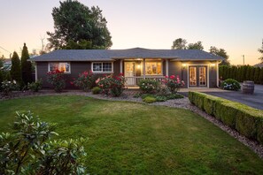 Exterior - An Entertainment Oasis! Off the I5,Woodburn Outlet Mall & minutes from Safeway. (Woodburn)